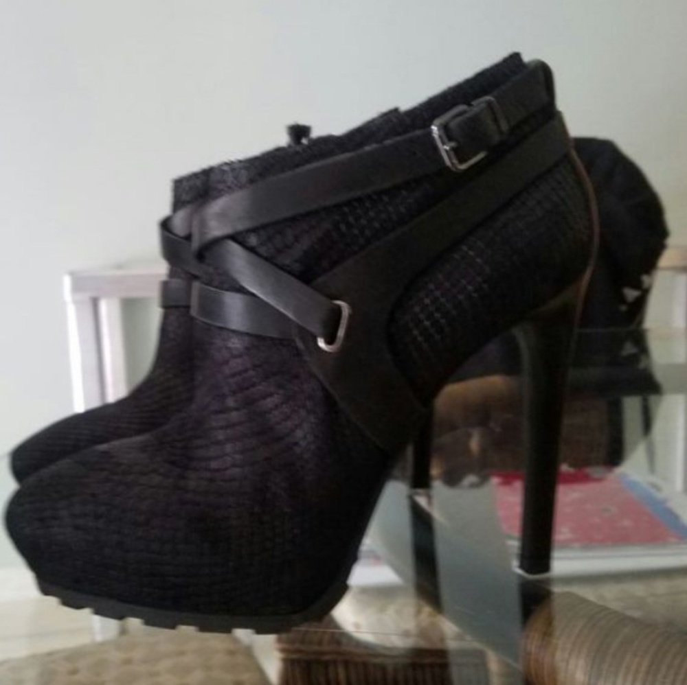 NWOT Guess boots